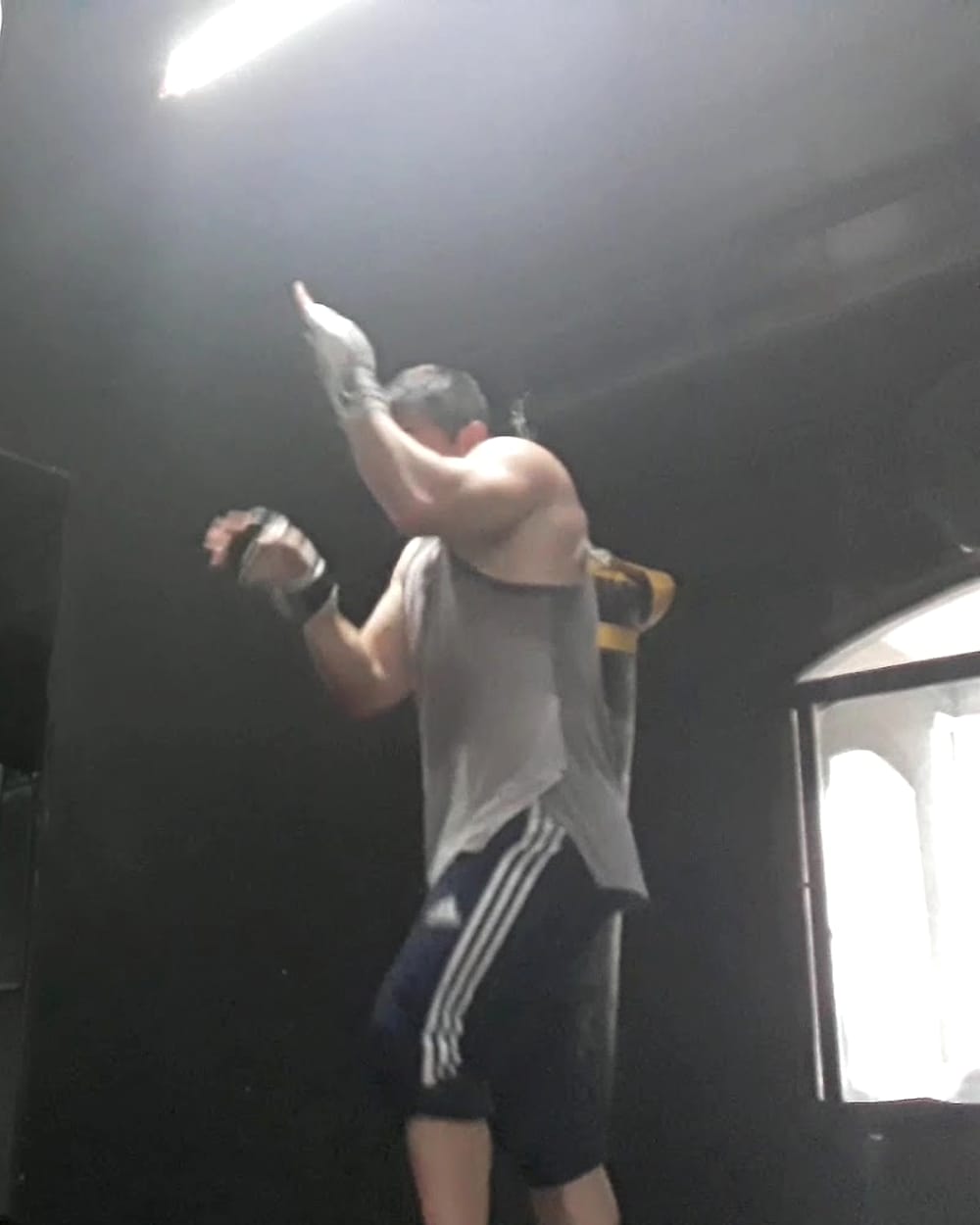 Socio entrenando con el costal de box