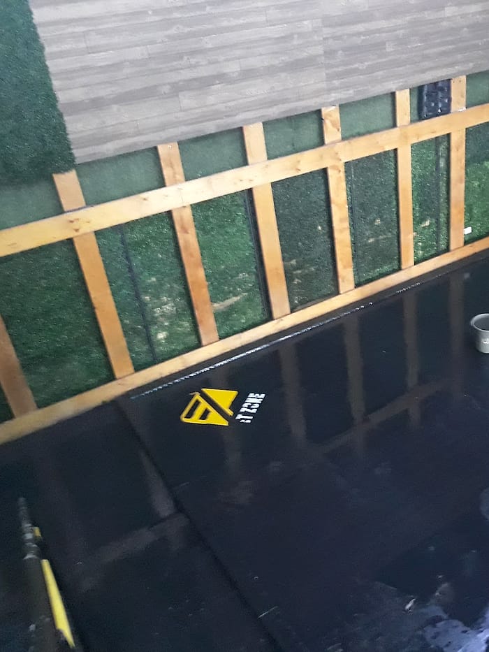 Área funcional con muro de madera y plantas
