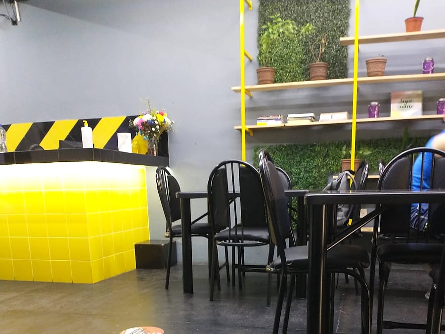 Zona de descanso con muro amarillo