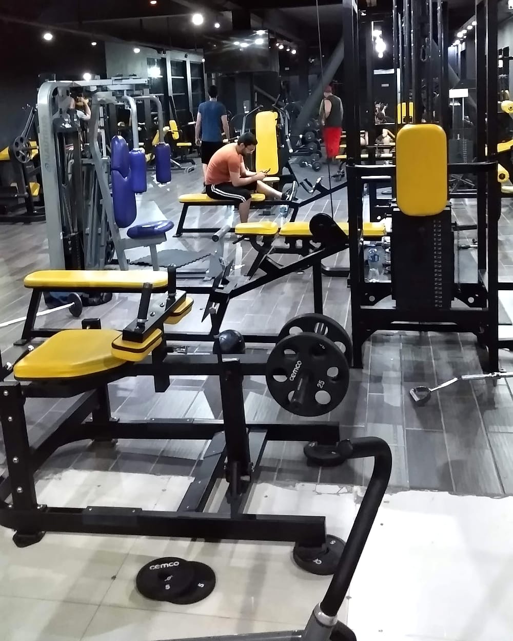 Área de máquinas de Yoruba Fitness